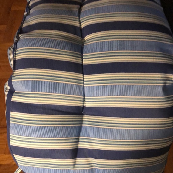 Love seat cushion for a standard wicker outside chair. Cord detail around edge. - Picture 6 of 6